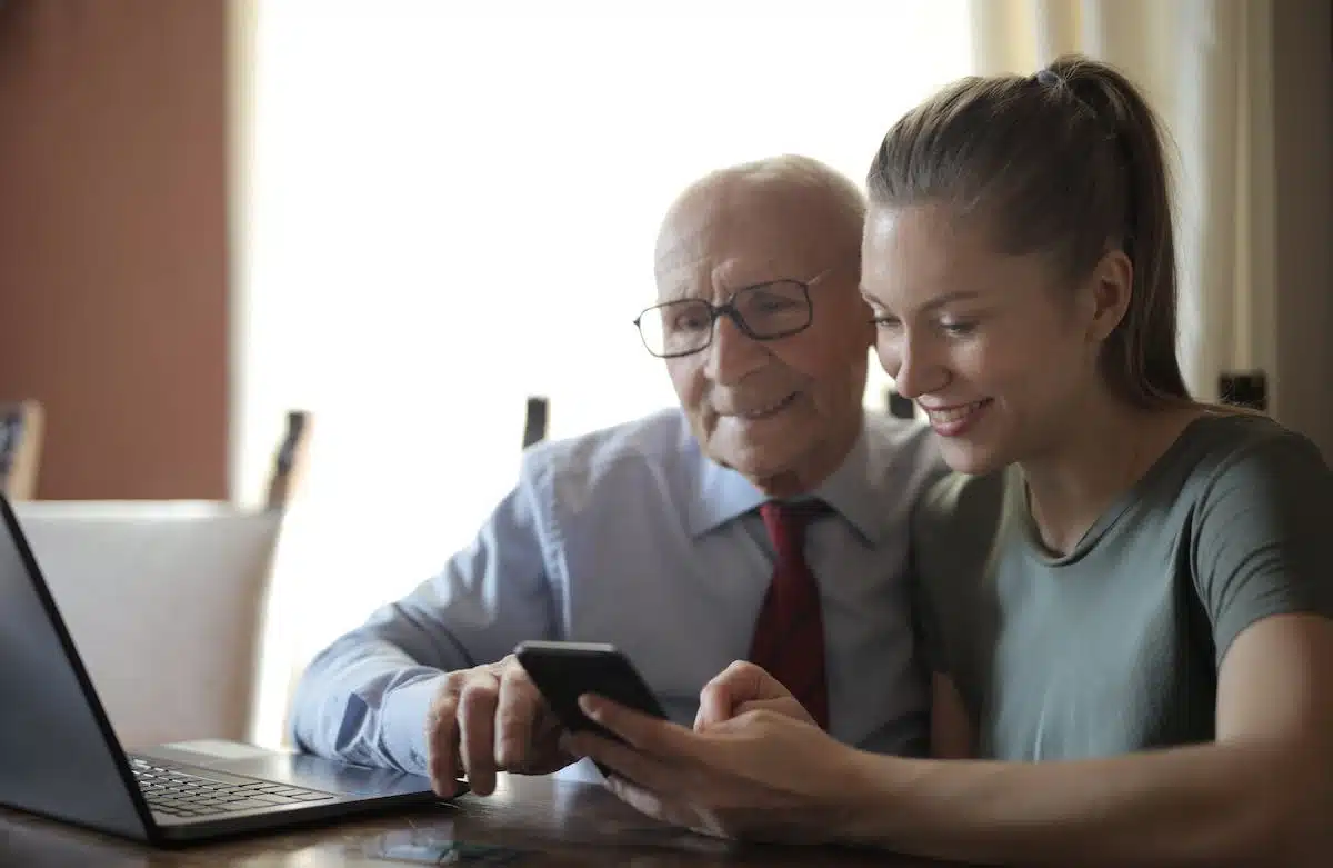 Aider les seniors à rester à domicile plus longtemps : les solutions technologiques qui changent la donne