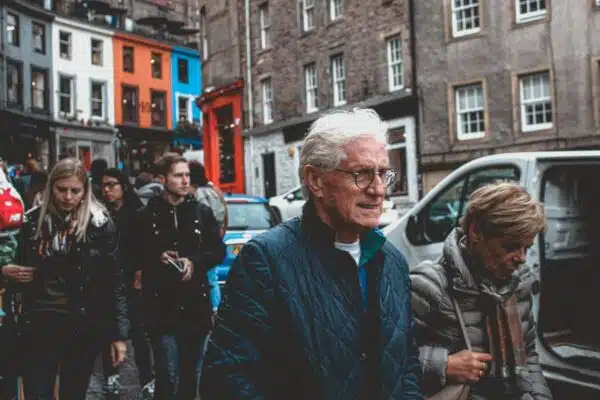 Les droits des voyageurs seniors : Tout ce que vous devez savoir sur les garanties légales