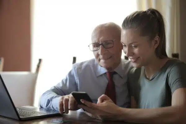 Les équipements high-tech indispensables pour faciliter la vie des seniors