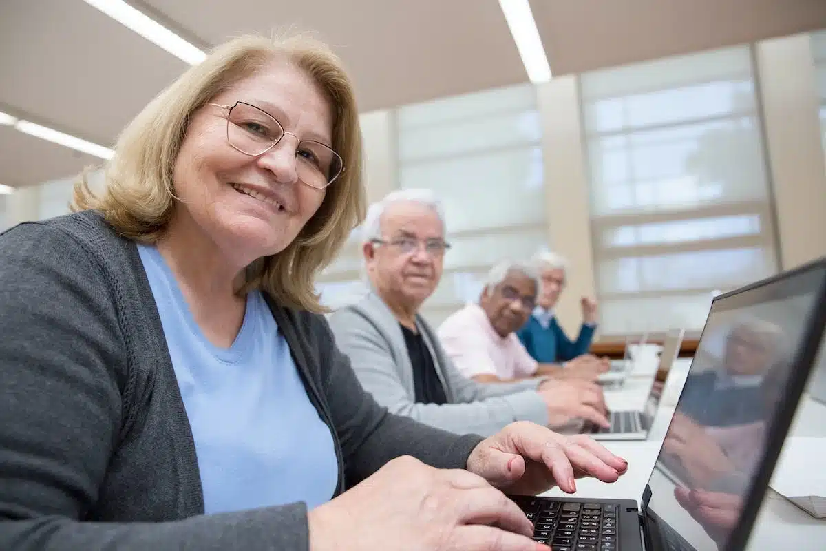 Les bénéfices concrets des technologies pour les seniors : découvrez les applications et outils indispensables