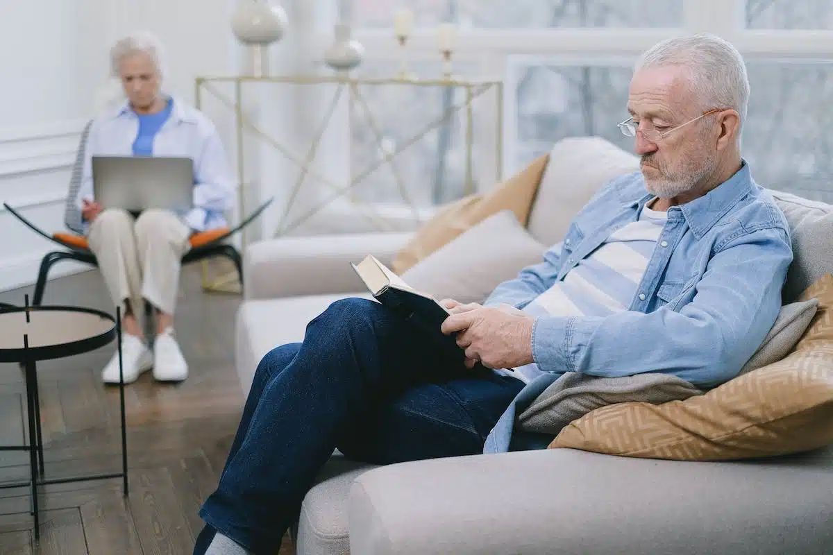 Les bienfaits insoupçonnés de la lecture pour les seniors : une sélection de livres incontournables