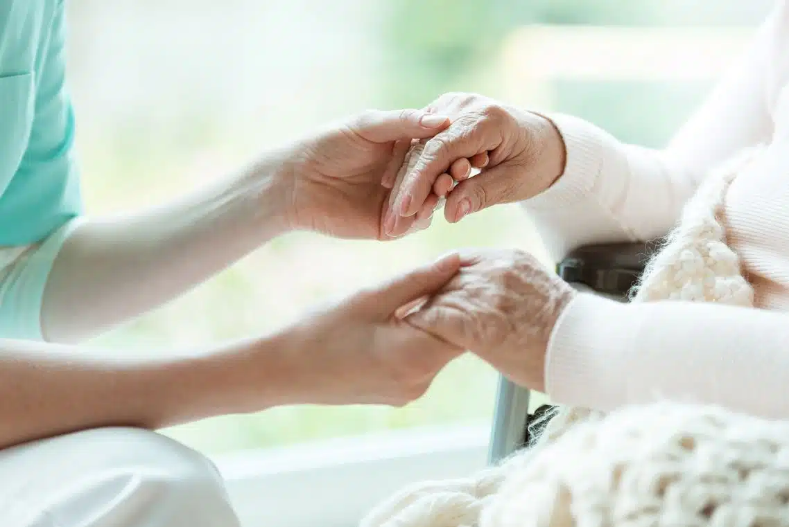 Solutions efficaces pour trouver une aide ménagère dédiée aux personnes âgées