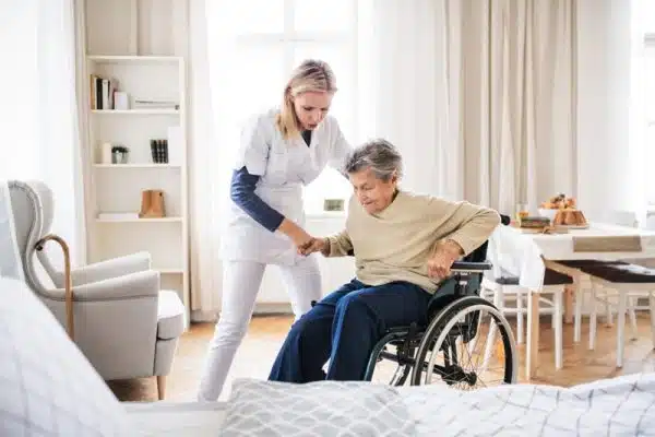 Solutions efficaces pour trouver une aide ménagère dédiée aux personnes âgées